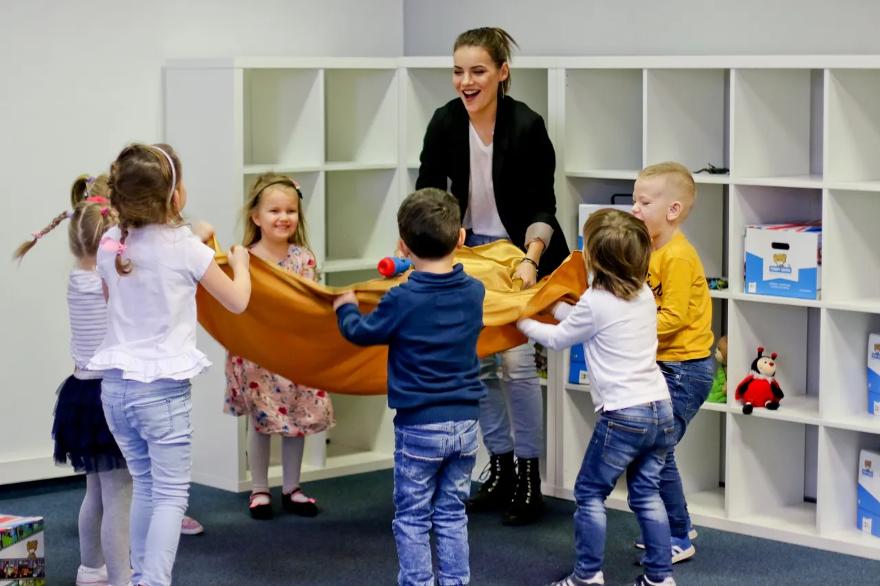 Lektorka Point School bawi się z dziećmi podczas zajęć