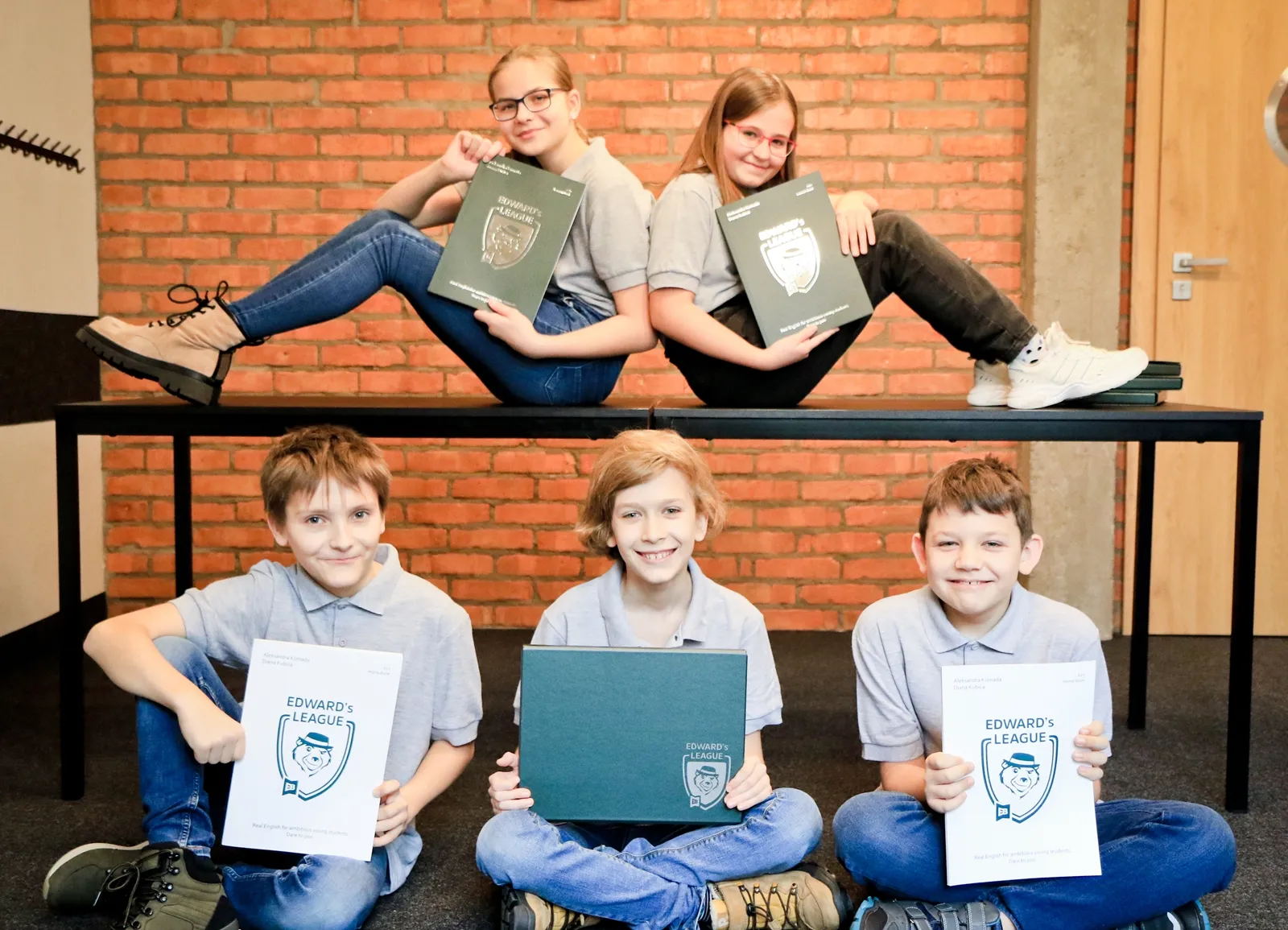 Uczniowie Point School z podręcznikami Edward's League