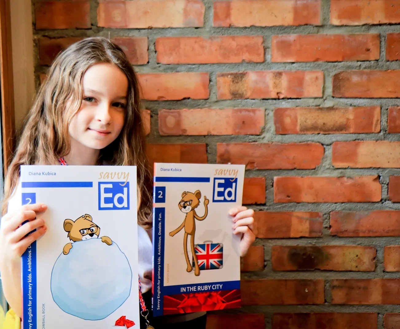 Uczennica Point School z podręcznikami Savvy Ed